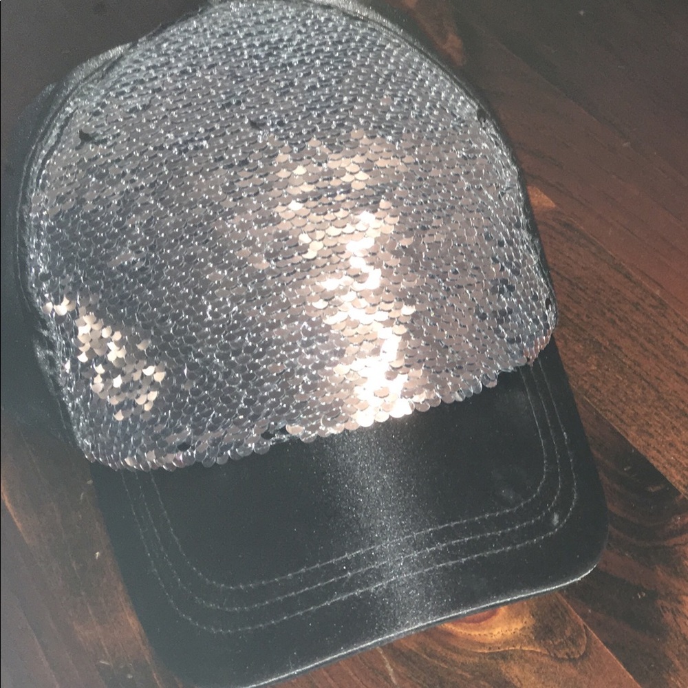 2 hats in 1 ☝️ silver to black sequin.